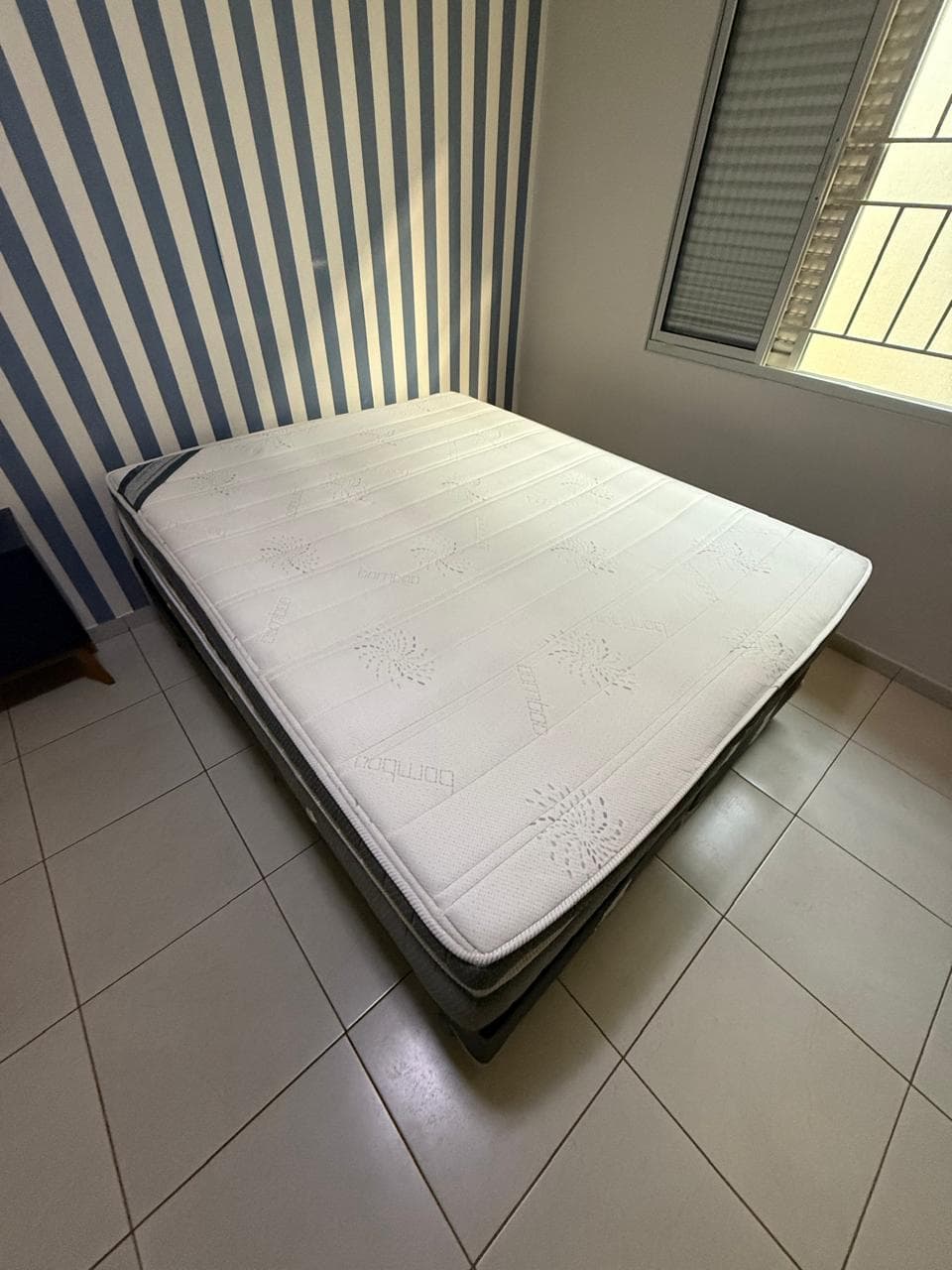 Colchão casal após higienização — tecido branco e sanitizado