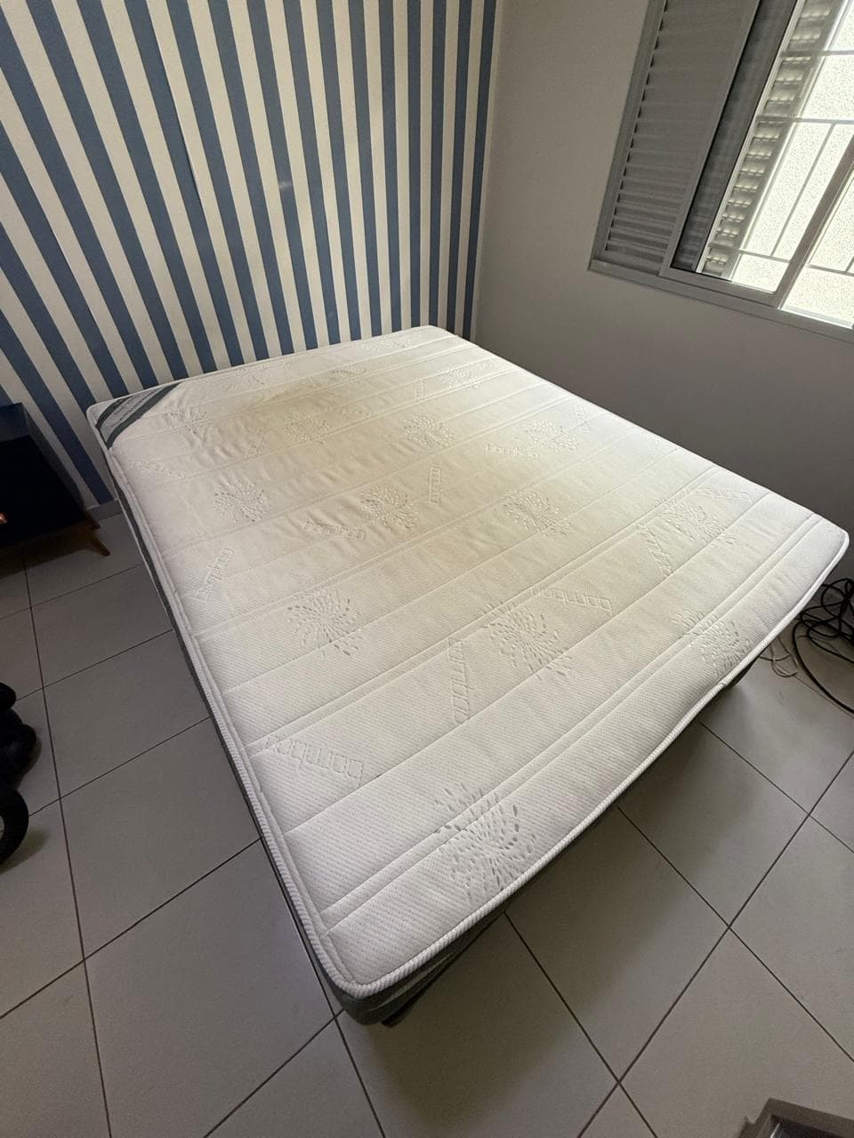 Colchão casal antes da higienização — manchas amareladas no tecido