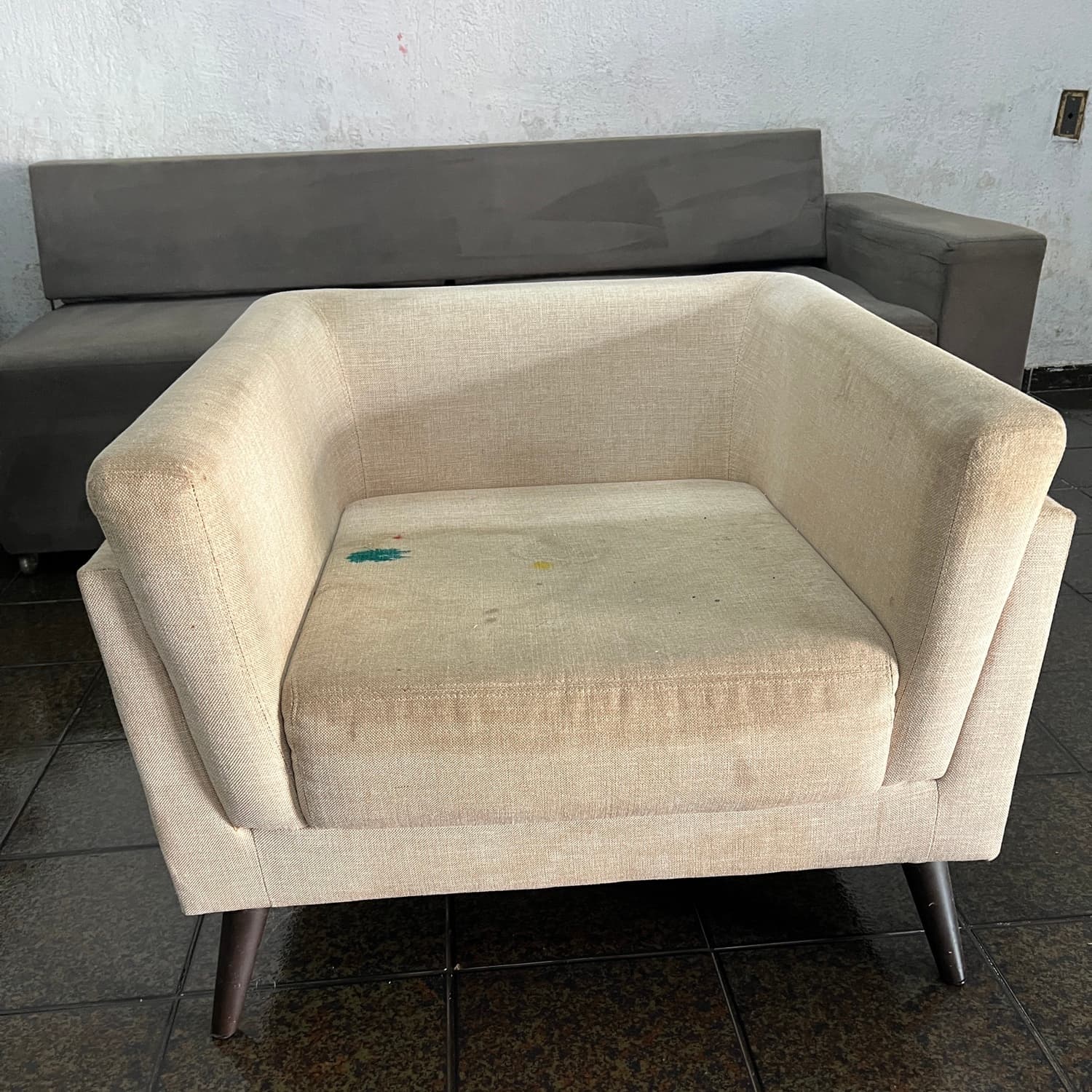 Poltrona bege antes da limpeza — manchas verde e amarelo no assento